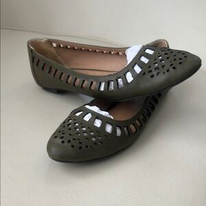 (Report) Elegant Olive Green Women's Flats shoes size 8
